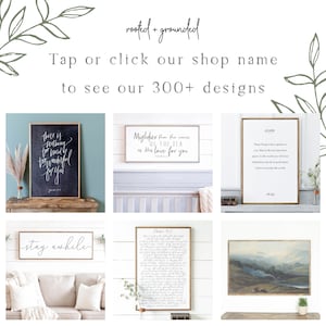 Może przedstawiać: Kolekcja sześciu oprawionych wydruk&oacute;w ściennych z r&oacute;żnymi inspirującymi cytatami i wersetami biblijnymi. Wydruki są w rustykalnym stylu z białym tłem i czarnym napisem. Wydruki są wyświetlane na białej ścianie z jasnoniebieskim tłem.