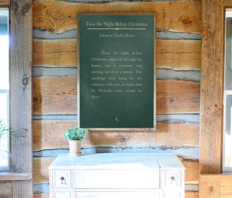 Puede incluir: Un letrero de pizarra verde con marco de madera, colgado en una pared de madera. El letrero presenta el texto "Twas the Night Before Christmas" y "Clement Clarke Moore". El texto en el letrero es un poema sobre la v&iacute;spera de Navidad.