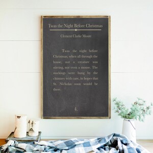 Puede incluir: Un letrero de pizarra negra con marco de madera, que presenta el texto "Twas the Night Before Christmas" de Clement Clarke Moore. El texto est&aacute; en blanco sobre fondo negro.