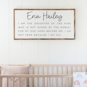 Może przedstawiać: Drewniany znak z tekstem "Erin Hailey" i cytatem: "Jestem c&oacute;rką Kr&oacute;la, kt&oacute;ry nie jest poruszany przez świat. Bo m&oacute;j B&oacute;g idzie przede mną. Nie boję się, bo jestem Jego."