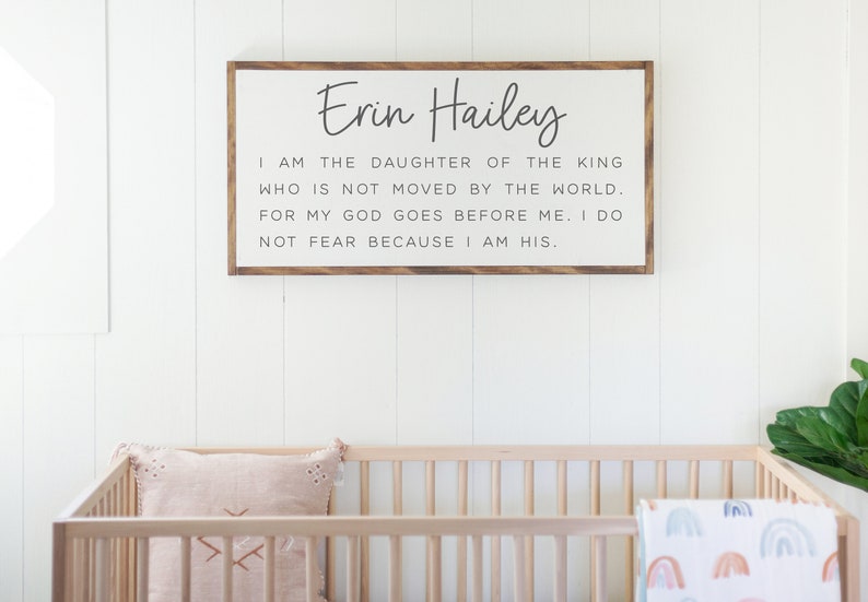 Może przedstawiać: Drewniany znak z tekstem "Erin Hailey" i cytatem: "Jestem c&oacute;rką Kr&oacute;la, kt&oacute;ry nie jest poruszany przez świat. Bo m&oacute;j B&oacute;g idzie przede mną. Nie boję się, bo jestem Jego."