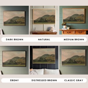 Op de afbeelding: Zes verschillende houten frames met een landschapschilderij van een groene heuvel met een bewolkte lucht. De frames zijn in de kleuren donkerbruin, naturel, middelbruin, ebbenhout, verweerd bruin en klassiek grijs.