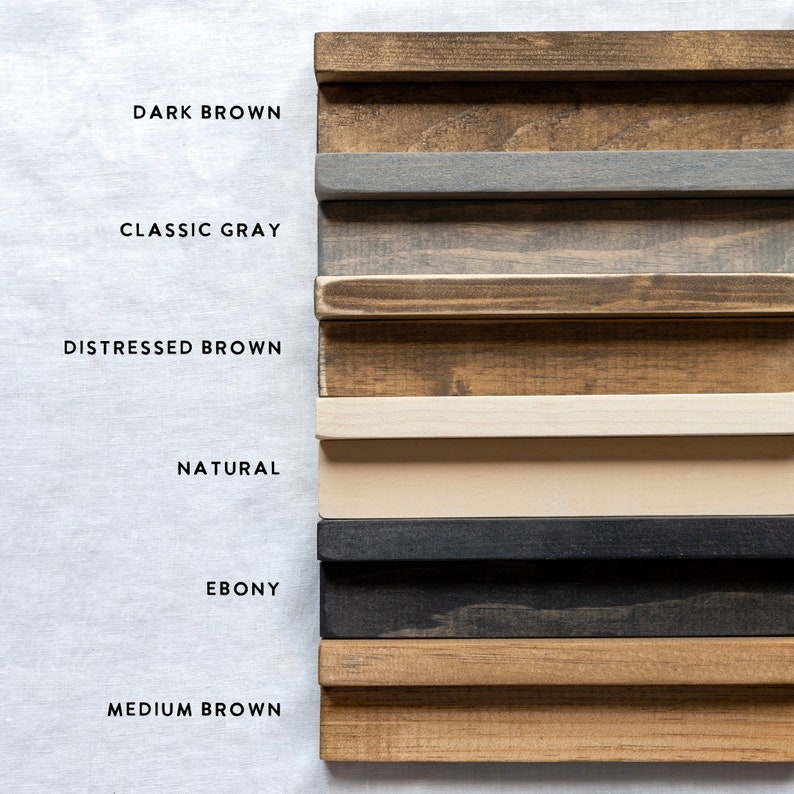 Może przedstawiać: Zestaw pr&oacute;bek bejcy do drewna w r&oacute;żnych odcieniach, w tym ciemny brąz, klasyczny szary, brąz postarzony, naturalny, heban i średni brąz.