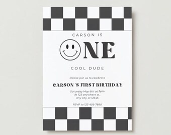 Puede incluir: Invitación de cumpleaños a cuadros blanco y negro con una cara sonriente y el texto "CARSON IS ONE COOL DUDE". La invitación incluye la fecha, la hora y el lugar de la fiesta, así como un número de RSVP.