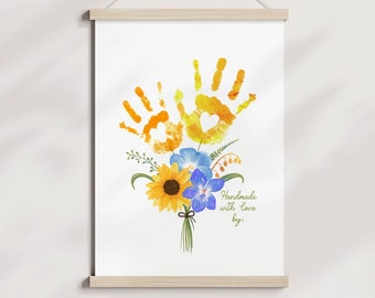Puede incluir: Impresión enmarcada con un ramo de flores y huellas de manos en tonos amarillo, naranja, azul y verde. Incluye el texto "Handmade with love by" y el nombre del artista, "ANNENGUYENARTIST".