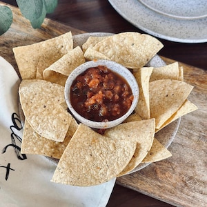 Single Servier Chip und Dip Schale / Hellbraune handgemachte Keramik Chip und Dip Schale / Keramik Snack Tablett / Einzigartiges Keramik Geschenk
