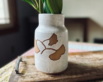 Vase à fleurs en céramique blanche / Vase en grès blanc Ginkgo / Vase en céramique blanche fait main / Cadeau unique en poterie