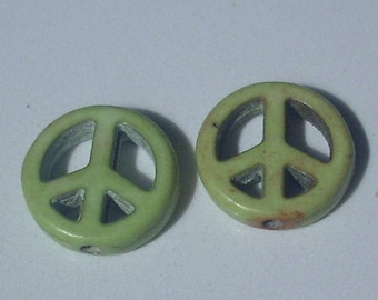 2 perles howlite PEACE AND LOVE vertes -