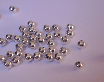 100 4mm Silber Zwischenschicht Metallperlen - Runde Perlen, Silber Farbe
