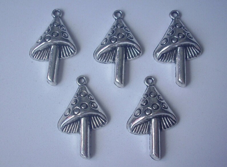 5 Breloques ou pendentifs GRAND CHAMPIGNON image 1