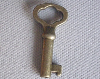 Pendentif ou breloque CLE bronze - 39x19 mm