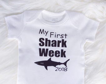 Mijn eerste Shark Week Bodysuit, Shark Week, Shark, Grappig, Aangepast, Gepersonaliseerd Bodysuit, Babykleding, Shark Onesie®, Shark Week Onesie®