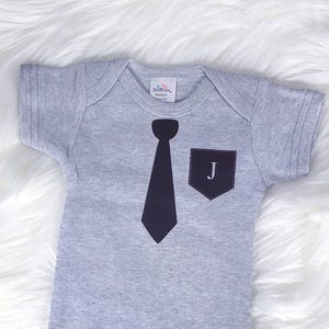 Body com gravata e bolso com letras personalizadas, body personalizado, body personalizado, body engraçado, bebê menino, homenzinho, presente de bebê, chá de bebê