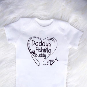 Papas Angelfreund, Angler, Angelbody®, Body nach Wunsch, Baby Geschenk, BabyParty, Baby Mädchen, Baby Junge, Kleiner Fischer