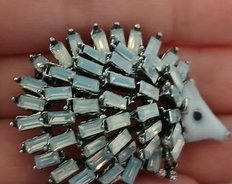 Broche grande vintage em forma de ouriço, feito de vidro leitoso, da década de 1950.