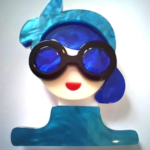 Vintage Style Lady große Brosche - Blaue Retro Style Frau mit Sonnenbrille (Frau) Lucite/Acryl