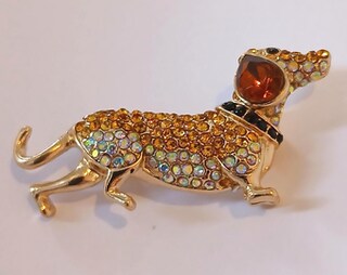 EVER FAITH Spilla Regalo Con Cristallo Austriaco Rosso - Babbo Natale E Cane Su Fondo Oro - 5,3 Cm