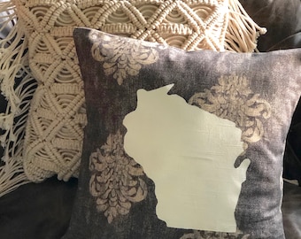 Almohada del estado de Wisconsin, estampada a mano con plantilla y botón.