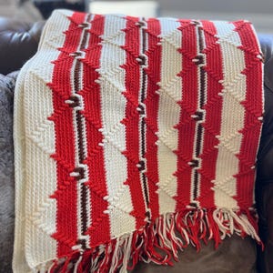 Krämfärgad, orange och brun pläd/vintagefilt.