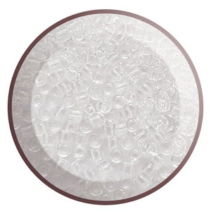 以下が含まれることがあります： 繰り返し文字の浮き彫り模様が施された白い丸いプレート。プレートは茶色の縁取りがされている。