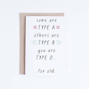 Może przedstawiać: Biała kartka z humorystycznym komunikatem o grupach krwi. Tekst brzmi: "some are =TYPE A= others are TYPE B you are TYPE O... for old."