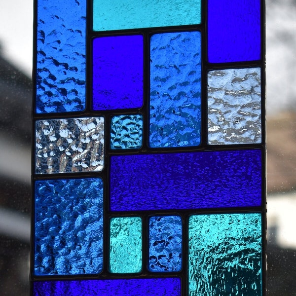 Vitrail attrape-soleil abstrait géométrique en panneau de vitrail dans des tons de bleu fait main en Angleterre