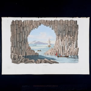 Peut inclure: Estampe ancienne représentant un paysage côtier avec une arche rocheuse naturelle. L'œuvre présente une mer bleue, des voiliers et de petits bateaux avec des personnages. Les formations rocheuses sont grises et brunes, avec un ciel bleu en arrière-plan.