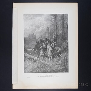 Op de afbeelding: Zwart-wit illustratie van ridders in gevecht, sommigen te paard, in een bosrijke omgeving. Het kunstwerk, getiteld "The Knights Progress", bevat tekst onderaan en een dramatische lucht op de achtergrond.