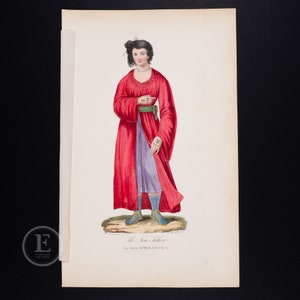 Puede incluir: Un grabado coloreado a mano de una mujer que lleva una túnica roja con una falda morada y un cinturón verde. Tiene el pelo oscuro y lleva un collar. El grabado se titula "Me. Lea-Tchen" y es del libro "Voy. Autour du Monde & Aut. du Pac. Vol. 1."