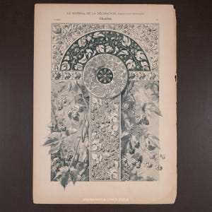 Puede incluir: Ilustración botánica vintage de "Le Journal de la Décoration" con un diseño detallado de lúpulo y hojas. La obra de arte está en escala de grises con patrones intrincados y el texto "Houblon" en la parte superior. La esquina inferior derecha tiene el texto "ENGRAVINGS & LITHOS 2025 ©".