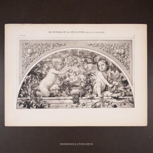 Puede incluir: Impresión en blanco y negro de "LE JOURNAL DE LA DÉCORATION, PUBLICATION PÉRIODIQUE" con dos figuras querubinas entre ramas cargadas de fruta y una cesta decorativa. La impresión está enmarcada por un borde arqueado con motivos florales y frutales.