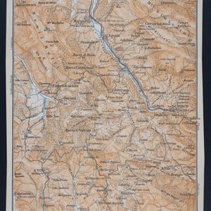 Könnte beinhalten: Eine historische topografische Karte in Beige-, Braun- und Blautönen, die die Region um Subiaco in Italien darstellt. Die Karte zeigt detaillierte Höhenlinien, Ortsnamen, Flüsse und Gebirgszüge sowie den Text Wagner & Debes, Leipzig.