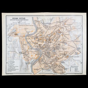 以下が含まれることがあります： 「Roma Vetus Imperatorum Temporibus」と題された印刷地図。テヴェレ川、丘陵、市門を含む古代ローマが描かれています。地図にはグリッド、縮尺、およびTabulariumやForum Traianiなどのランドマークが記載された番号付きの凡例が含まれています。