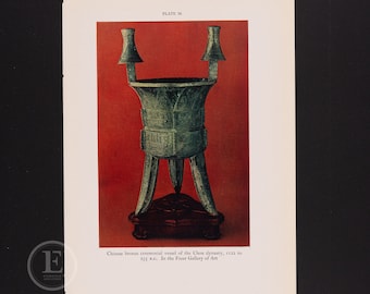 Vasija ceremonial de bronce china de la dinastía Chou, 1122 a 255 d. C. - Impresión original en color, circa 1935.