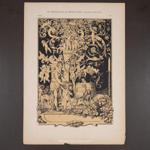 Puede incluir: Una impresión antigua de "Le Journal de la Décoration" con una ilustración en blanco y negro. La obra de arte representa figuras, querubines y animales en una escena de jardín clásico, con detalles florales y de vid ornamentados. La impresión está en papel envejecido.