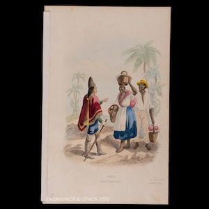 Puede incluir: Grabado antiguo que representa a tres figuras en Chile. Una figura lleva una capa roja y un sombrero alto, otra lleva una cesta en la cabeza y la tercera sostiene una cesta de fruta. Hay palmeras y otro follaje en el fondo.