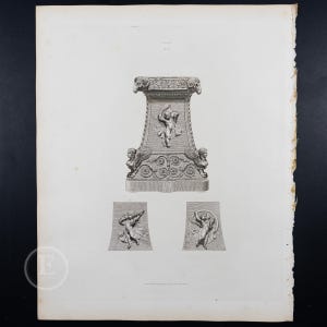 Puede incluir: Un grabado en blanco y negro de un pedestal con tres querubines. El pedestal está decorado con motivos florales y los querubines están representados en varias poses.