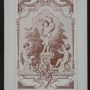 Könnte beinhalten: Sepiafarbene Illustration mit drei cherubinenartigen Figuren. Eine steht auf einem Podest und hält ein Tuch, während die anderen Musikinstrumente spielen. Das Kunstwerk ist von verzierten dekorativen Elementen und dem Text "Flächen-Dekoration" umrahmt.