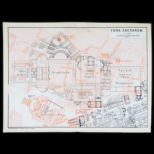 Op de afbeelding: Een zwart-witte kaart van het Forum Romanum, getiteld "FORA CAESARUM" met een schaal van 1:3130. De kaart toont de locatie van verschillende gebouwen en monumenten, waaronder het Forum Traiani, Forum Augusti, Forum Julii en de Tempel van Vespasianus.