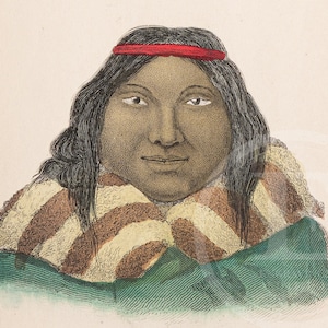 Könnte beinhalten: Ein Porträt einer indianischen Frau, die ein rotes Stirnband und ein pelzbesetztes Kleid trägt. Ihr Ausdruck ist ruhig und gelassen.