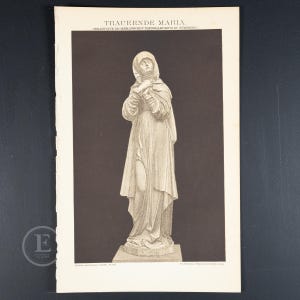 以下が含まれることがあります： 「Trauernde Maria」（嘆きのマリア）と題された、長いローブを着た女性の彫刻の白黒印刷。この彫刻はニュルンベルクのドイツ国立博物館所蔵です。