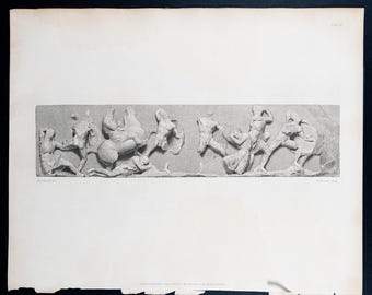 Può includere: Una stampa in bianco e nero di un rilievo classico raffigurante una scena di battaglia con figure a piedi e a cavallo. L'opera d'arte è montata su uno sfondo di carta bianca, con testo in basso.