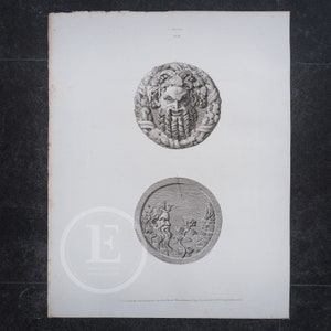Op de afbeelding: Twee zwart-witgravures van een mannengezicht omringd door gebladerte. De bovenste gravure toont het gezicht van de man dat recht vooruit kijkt, terwijl de onderste gravure het gezicht van de man toont dat naar de zijkant kijkt.