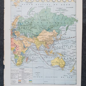 Può includere: Una mappa del mondo vintage con uno sfondo blu chiaro e bordi colorati. La mappa mostra i continenti del mondo, tra cui il Nord America, il Sud America, l'Europa, l'Asia, l'Africa, l'Australia e l'Antartide. La mappa include anche una legenda con abbreviazioni e simboli. La mappa è intitolata "TERRE" e include il testo "GRANDES VOIES DE COMMUNICATION" in basso.