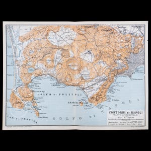 Puede incluir: Un mapa vintage del área alrededor de Nápoles, Italia, que muestra el Golfo de Pozzuoli y el campo circundante. El mapa está impreso en tonos de azul, marrón y verde, e incluye etiquetas en italiano.
