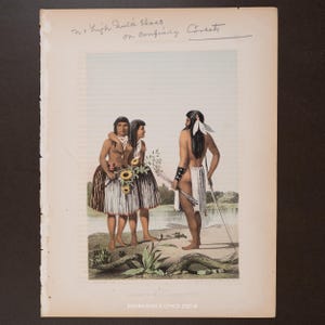 Pode incluir: Uma impressão antiga que retrata três figuras em trajes nativos americanos. Duas figuras abraçam-se, segurando flores, enquanto uma terceira está de pé com uma lança. A obra de arte apresenta um fundo de lago e o texto "Engravings & Lithos 2025 ©".