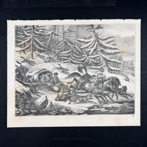 Puede incluir: Grabado vintage en blanco y negro que representa una escena invernal con un carruaje tirado por caballos perseguido por lobos. El grabado muestra un bosque nevado con altos pinos y figuras en el carruaje. El grabado está etiquetado como "Engravings & Lithos 2025".