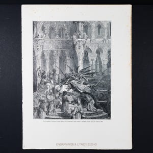 Könnte beinhalten: Schwarz-Weiß-Gravur, die eine dramatische Szene mit Figuren in einer prächtigen architektonischen Umgebung darstellt. Ein geflügeltes Wesen steht im Mittelpunkt, umgeben von Menschen. Der Druck befindet sich auf gealtertem Papier, mit dem Text "ENGRAVINGS & LITHOS 2025" unten.