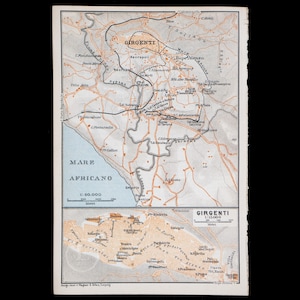 Könnte beinhalten: Eine Vintage-Karte von Girgenti, Sizilien, Italien, die den Grundriss der Stadt und die umliegenden Gebiete zeigt. Die Karte ist in schwarzer, brauner und blauer Tinte auf weißem Hintergrund gedruckt. Die Karte enthält Beschriftungen für verschiedene Sehenswürdigkeiten, darunter die Stadtmauern, den antiken griechischen Tempel und den Hafen.