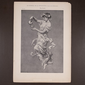 Puede incluir: Una impresión en blanco y negro de "LE JOURNAL DE LA DÉCORATION" que representa a una mujer vertiendo líquido de un recipiente a una copa. La mujer lleva un vestido drapeado y una corona de flores. La impresión está en papel envejecido.